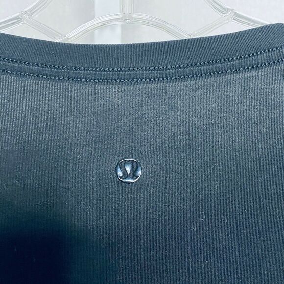 Lululemon Women's Shirt Top M Athletic Back In Action Long Sleeve Black NWOT - Picture 3 of 3